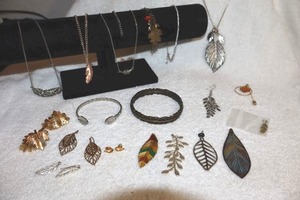 lot 85 image: Jewelry Leaf themed