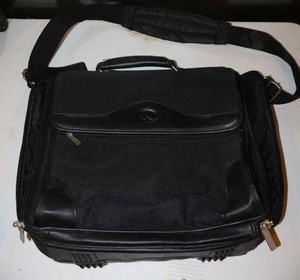 lot 264 image: Computer travel bag Avenues America