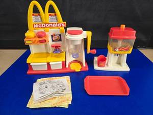 lot 177 image: Vintage 1993 Mattel McDonalds Hamburger Maker Play Set & Drink Fountain.  STILL HAS THE ORIGINAL HAMBURGER WRAPPERS & TRAY LINERS