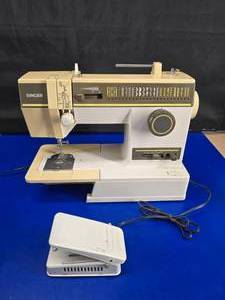 lot 201 image: Vintage Singer 9432 Sewing Machine.  Tested.