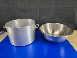 lot 263 image: Large Leyse 20QT Gumbo Stock Pot #5420 & Large Stainless Steel Mixing Bowl