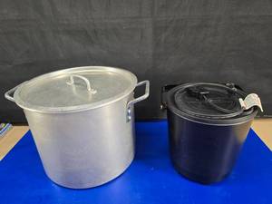 lot 264 image: Large Mirro 16QT Stock Pot w Lid & Vintage Presto GranPappy Electric Deep Fryer