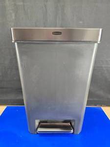 lot 283 image: Rubbermaid Premier Series III Step-On Soft Close 19 Gallon Trash Can
