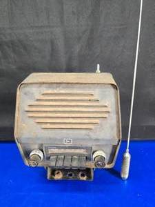 lot 414 image: Vintage John Deere Tractor Radio w Antenna