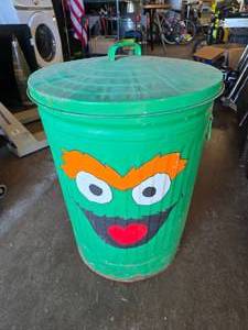 lot 371 image: Super Cool Hand Painted Vintage Oscar The Grouch 30 Gallon Metal Trash Can w Lid