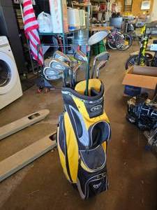 lot 374 image: Gold Bag w Callaway Big Bertha Irons w RCH 75 Graphite Shafts & Good Grips.  Includes 3, 4, 5, 6, 7, 8, 9, PW