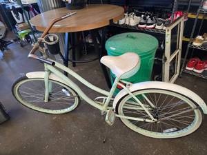 lot 379 image: Vintage Huffy Cranbrook Fixed Gear Beach Cruiser Bicycle