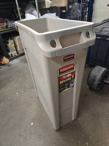 lot 424 image: Rubbermaid Slim Jim Commercial 23 Gallon Trash Can
