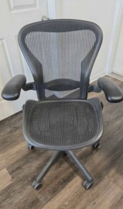 lot 429 image: Herman Miller Aeron Office Chair