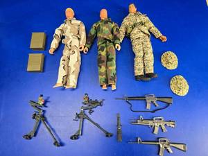 lot 303 image: Lot of 2001 Placo Soldiers & Gear