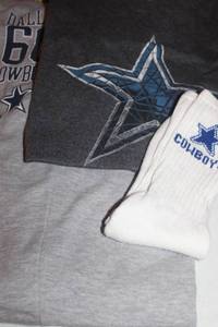 lot 39 image: Cowboys T-shirt and Sweats Size XXL, and Socks