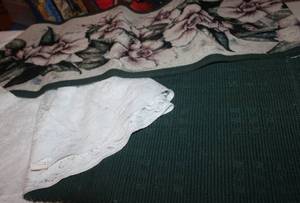 lot 49 image: Dark Green Tablecloth, Table Runner and lace Table Cloth