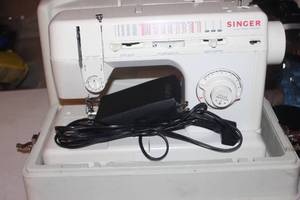 lot 95 image: Singer Sewing Machine in Case