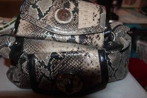 lot 102 image: Purse with Matching Wallet