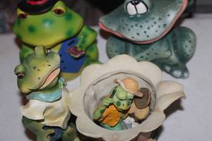 lot 109 image: Ceramic Frog Dcor Items