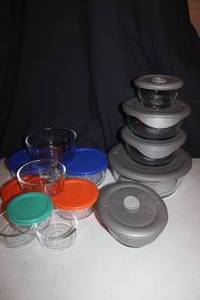 lot 129 image: Ten Pyrex Bowls with Lids a Four Pyrex Bowls with No Lids