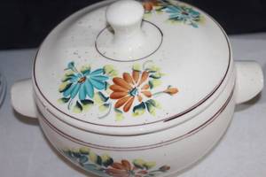 lot 133 image: Covered Serving Dish