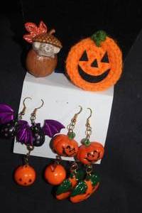 lot 147 image: Halloween Earrings and Pin