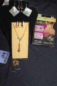 lot 189 image: Necklace, Earrings and Jewelry Connectors