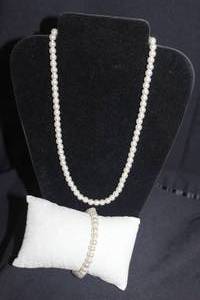 lot 194 image: Pearl Necklace and Bracelet