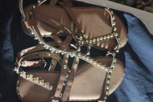 lot 198 image: Womens Size 7 Portland Brand Brown Leather Sandals Practically New
