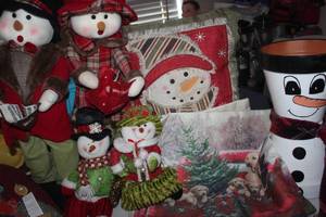 lot 172 image: Christmas Snowman Dcor and Pillow Covers