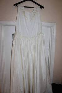 lot 12 image: White Formal Wedding Gown Possibly Homemade, Looks to be about a size 14