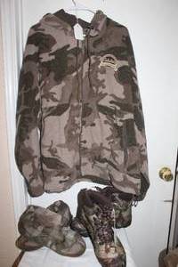 lot 250 image: Camo Lot, Cabellas Jacket 2xl  and Slippers size 11 and Camo Boots Size 11