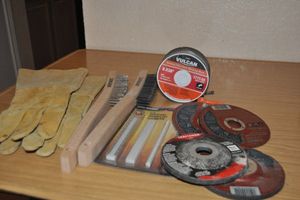lot 80 image: Diablo 4.5 inch Cut off blades, , 4pc Soapstone Marker set Unopened, Welding Gloves, Wire Brushes, and Vulcan Gasless Flux core Welding Wire