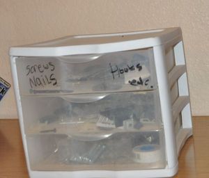 lot 86 image: Plastic Drawer Set with Contents