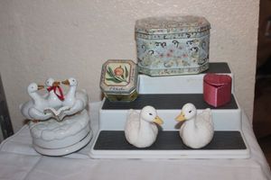 lot 233 image: Variety of Home Dcor Items