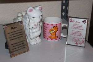 lot 22 image: Mom Dcor and Ceramic Cat with Decorative Soaps