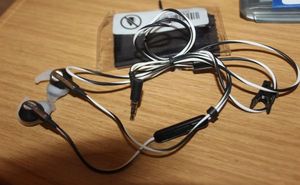 lot 21 image: Bose wired Earbuds