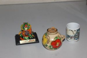 lot 19 image: Small Dcor Pieces