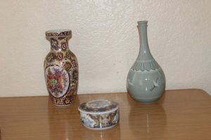 lot 258 image: Asian Themed Dcor Items