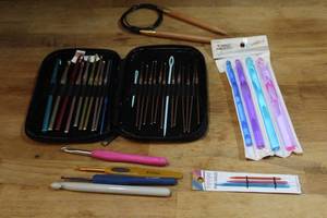 lot 175 image: Lot of crocheting needles