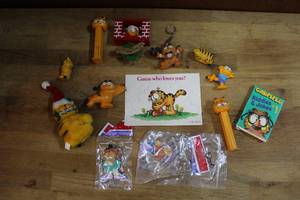 lot 154 image: Mixed lot of Garfield toys and key chains and more see pictures