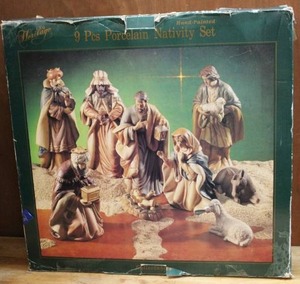lot 95 image: 9 pcs porcelain nativity set