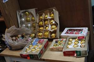 lot 102 image: Vintage Christmas ornaments