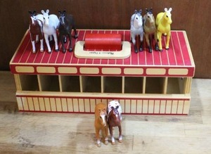 lot 118 image: Melissa & Doug Take-Along Show-Horse Stable Play Set.