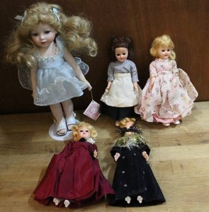 lot 62 image: 4-Hard Plastic Vintage dolls and a small porcelain doll