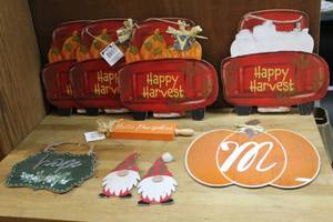 lot 75 image: Fall decor happy harvest and more see pictures