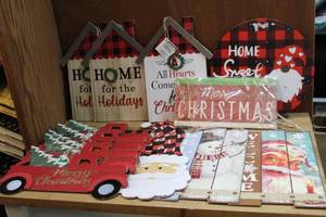 lot 77 image: Holiday wall art see pictures