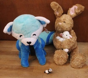 lot 44 image: Too plushies and a small glass panda bear