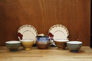 lot 41 image: Pottery Barn 2 Salad Dessert Plates Thanksgiving Gobble Turkey Figural and ,Great colors on this Viking Pottery Pitcher and bowls
