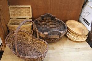 lot 18 image: Baskets and paper plate holders