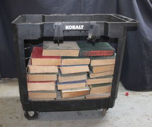 lot 90 image: Kobalt utility cart plus assorted Chiltons automotive manuals