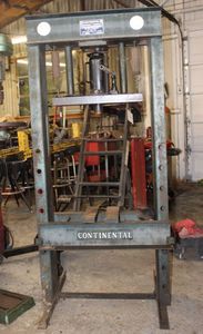 lot 21 image: Continental 30 Ton Capacity AirHyudraulic Shop Press
