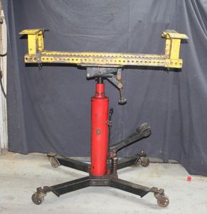lot 82 image: Enginetransmission lift