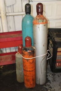 lot 84 image: Assorted gas bottles (4) plus one regulator